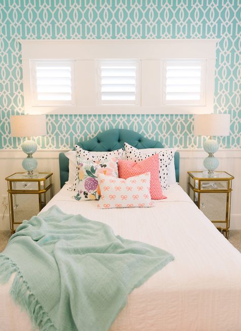 House of Turquoise...This website is amazing!  Turquoise/Teal EVERYWHERE! Aqua Bedroom Decor, Aqua Bedrooms, Turquoise Room, Bedroom Turquoise, White Bed, Dekorasi Kamar Tidur, Dream Rooms, Beautiful Bedrooms