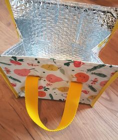 Tuto gratuit Sac Lunch isotherme Diy Lunch Bag, Diy Cooler, Picnic Tote, Quilting Designs Patterns, Lunch Tote Bag, Sac Lunch, Creation Couture, Couture Sewing, Cooler Bag