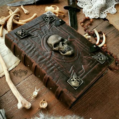 Necronomicon Book of Shadows Jumanji Harry Potter Merlin Book of the Dead Spell Books @Neferast Necromancer Book, Necronomicon Book, Halloween Spell Book, Halloween Spells, Book Of Spells, Spell Books, Leather Book Covers, Buch Design, Book Of The Dead