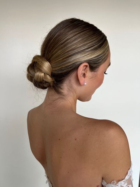 Simple Bun Wedding, Wedding Guest Hair And Makeup, Simple Bun, Bun Wedding, Wedding Hair Trends, Chignon Hair, Guest Hair, Clean Look, Dance Hairstyles