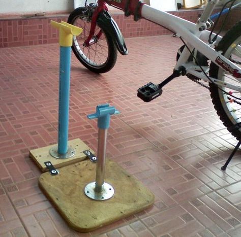 Bicycle stand homemade Bike Workbench, Homemade Bike Stand, Diy Bike Stand, Bike Accessories Diy, Bike Work Stand, Budget Decorating Ideas, Bike Stands, Diy Hat Rack, Simple Bike