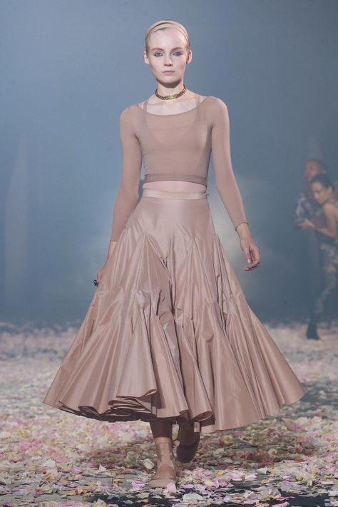 Dior: Spring 2019 - The New York Times Ballet Inspired Fashion, Dior Skirt, Fashion Week 2018, Haute Couture Dresses, Spring Couture, Fashion Show Images, Large Fashion, Couture Dresses, Moda Fashion