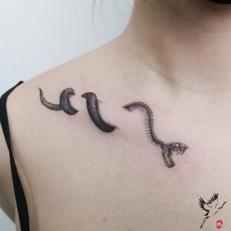 23 Iconic Collarbone Tattoos - Small Tattoos & Ideas % % Tiny Cross Tattoo, Collar Bone Tattoo For Men, Collarbone Tattoos, Colorful Flower Tattoo, Clavicle Tattoo, Bone Tattoos, Snake Tattoo Design, Skeleton Tattoos, Modern Tattoos