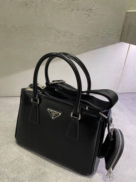 Prada Black Bag, Black Designer Bags, Trending Bags, Purse Aesthetic, Purses Black, Prada Purse, Luxury Bags Collection, Fendi Bag, Girly Bags