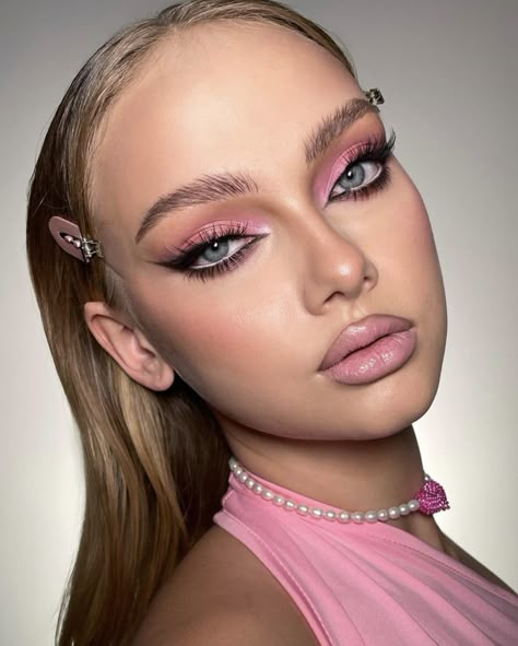 Pink Glitter Makeup, Disco Makeup, Maquillage On Fleek, Vibrant Makeup, Barbie Makeup, Glam Makeup Look, Makijaż Smokey Eye, Makeup Eye Looks, Creative Makeup Looks