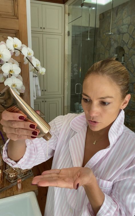 Jlo Skin Care Routine, Jlo Beauty Products, Jlo Makeup Glow, Jlo Skincare, Celeb Skincare, Jlo Aesthetic, Jlo Makeup, Jlo Beauty, Jlo Glow