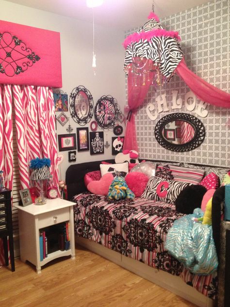 Paris zebra mixed patterned girl bedroom Mcbling Rooms, Bedroom 2000s, Trashy Gyaru, Early 2000s Bedroom, Gyaru Room, Diva Bedroom, Y2k Apartment, 2000s Bedroom, Zebra Bedroom