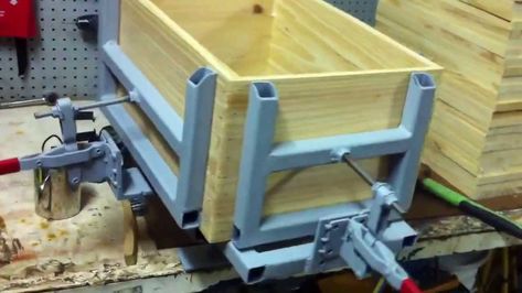 Bee Hive Stand, Bee Equipment, Honey Bees Keeping, Bee Hives Diy, Hive Stand, Bee Hives Boxes, Woodworking Jig Plans, Bee Hive Plans, Bee Houses