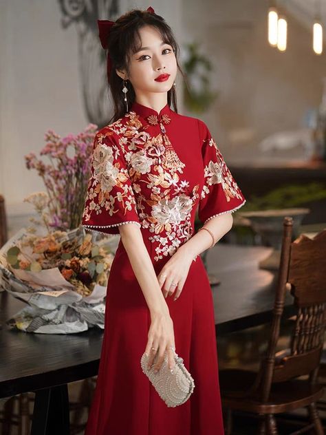 Qipao Gown, Red Chinese Wedding Dress, Myanmar Wedding, Tea Ceremony Dress, Chinese Wedding Dress Traditional, Wedding Qipao, Chinese Bride, Red Qipao, Traditional Chinese Wedding