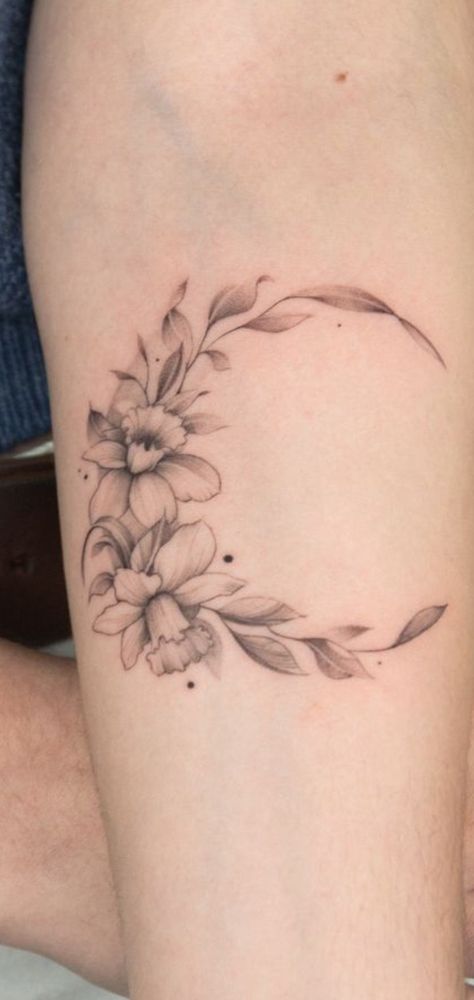 Moon And Bird Tattoo, Moon And Tulips Tattoo, Half Moon Flower Tattoo, Moon And Daffodil Tattoo, Moon With Daisy Tattoo, Circle Flower Tattoo, Daffodil Moon Tattoo, Tattoo Montagne, Moon Made Of Flowers Tattoo