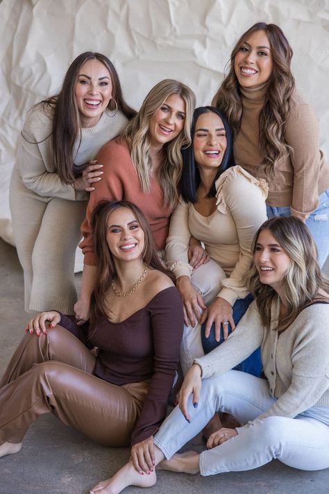 Group Posing, Girlfriends Photoshoot, Group Photo Poses, Group Picture Poses, Friendship Photoshoot, Group Photography Poses, Sisters Photoshoot, Event Guide, Photo Video Editing