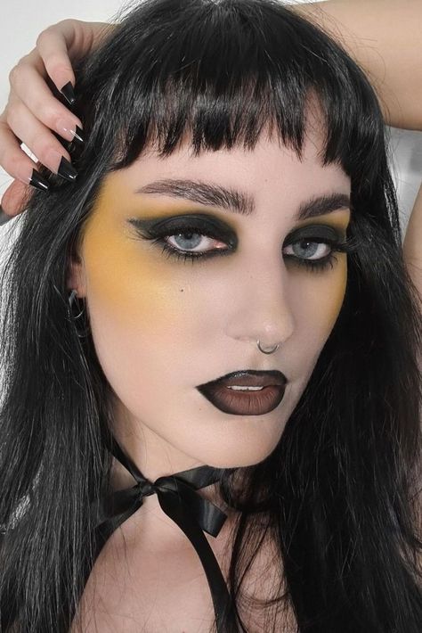 yellow blush emo y2k makeup Yellow Goth Makeup, Goth Makeup Ideas, Y2k Makeup Looks, Goth Inspiration, Trad Goth Makeup, Y2k Makeup, Yellow Makeup, Yellow Eyeshadow, Emo Y2k