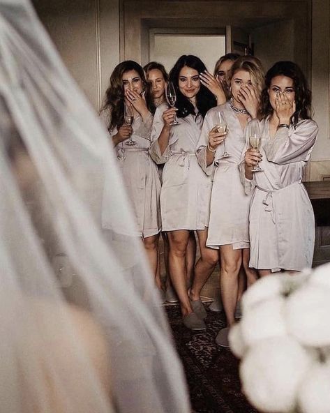 Wedding Photo List, Bridesmaid Poses, Wedding Photography Bridal Party, Bridal Party Poses, Bridesmaid Pictures, Bridesmaid Photoshoot, Wedding Portrait Poses, Bride Photoshoot, Wedding Picture Poses