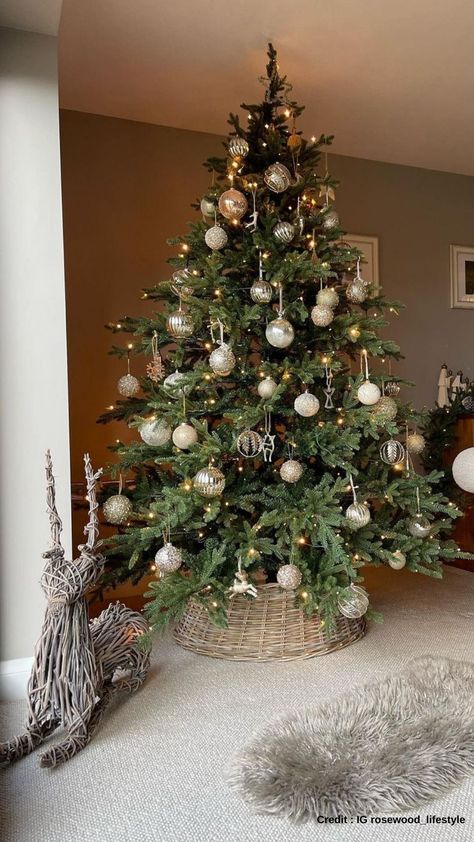 Navidad Natural, Luxury Christmas Decor, Christmas Tree Inspo, Tree Collar, Christmas Tree Inspiration, Christmas Inspo, Christmas Tree Ideas, White Lights, Burlap Ribbon