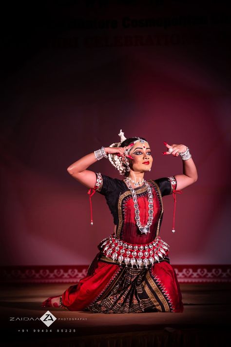 Odissi Dance Costumes, Odissi Dance Photography, Oddisi Dance, Shiv Dance, Dance Drawings, Odissi Dance, White Sari, Indian Classical Dancer, Dance Forms