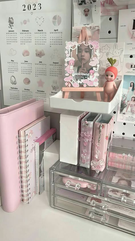 Cute Desk Ideas, Kpop Desk Setup, Desk Rack, Kpop Desk, Kpop Binder, Desk Pc, Dream Desk, Study Desk Decor, Pink Desk