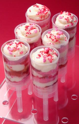 Push Pops Recipes, Push Pop Desserts, Cake Basketball, Push Cake, Cake Push Pops, Push Up Pops, Up Cake, Pop Cupcakes, Delicious Clean Eating