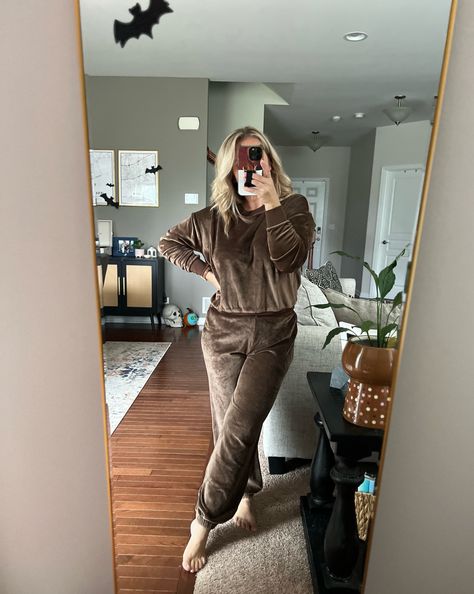 Shop The Plush Velour Jogger and other curated products on LTK, the easiest way to shop everything from your favorite creators. Velour Joggers Outfit, Velvet Sweatpants Outfit, Velvet Sweatpants, Holiday Inspo, Sweatpants Outfit, Joggers Outfit, Jogging Pants, Joggers Womens, Pants Outfit