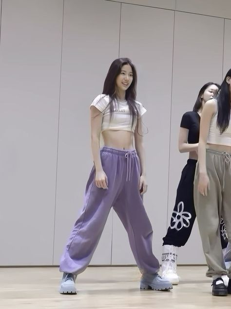 Kazuha Dance Practice Outfit, Kazuha Dance Practice, K Pop Dance Outfits, Pop Dance Outfits, Kpop Trainee Outfit, Idol Dance Practice Outfits, Kpop Dance Outfits Practice, Kpop Idol Dance Practice Outfits, K Pop Dance Practice Outfits