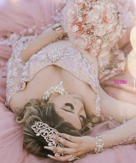 Quince Photo Ideas Photoshoot, Quinceñera Photos, Quince Photoshoot Ideas Photography, 15 Poses, Quinceanera Photoshoot Ideas Creative, Quince Poses Photo Shoots Picture Ideas, Quinceanera Photography Poses, Funny Quince Pictures, Cinderella Quinceanera Photoshoot