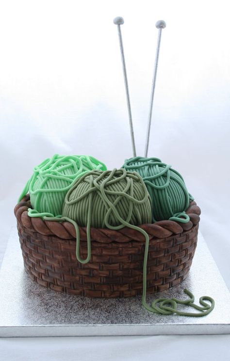 How to make a knitting basket cake on http://cakejournal.com/tutorials/how-to-make-a-knitting-basket-cake/ Knitting Cake, Super Torte, Torte Creative, Basket Cake, Knitting Basket, Torte Cupcake, Cupcakes Decorados, Knit Basket, Yarn Cake