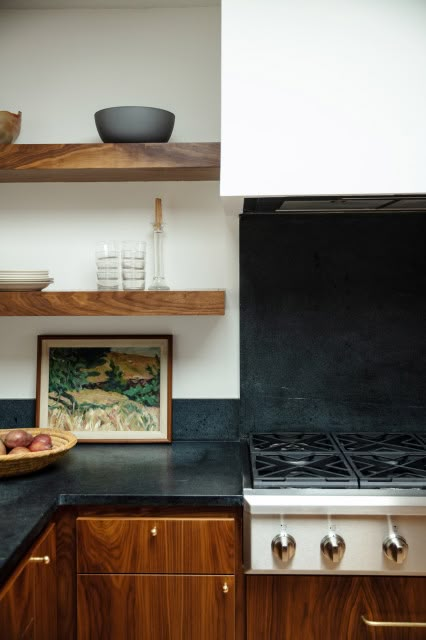 25 Knockout Kitchen Backsplashes Hood With Floating Shelves, Kitchen With Soapstone Countertops, Soapstone Countertops Kitchen, Soapstone Kitchen, Black Backsplash, Bold Kitchen, Soapstone Countertops, Black Countertops, Wool Design