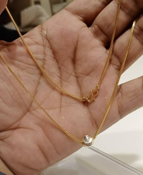 Simple Daily Wear Chains Gold, Small Chains Gold Indian, Pretty Gold Necklaces, Indian Gold Necklace Designs, Vaddanam Designs, Mangalsutra Chain, Simple Gold Earrings, Gold Bracelet Simple, Black Beads Mangalsutra Design