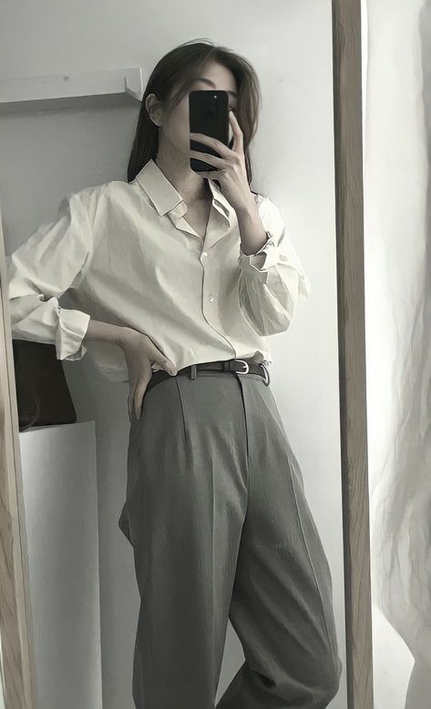 Chicas en traje / girls in suits Classic Outfits For Women, Oversize Outfit, Korean Outfit Street Styles, Quick Outfits, Classy Work Outfits, Easy Trendy Outfits, Fashion Inspiration Design, Stylish Clothes For Women