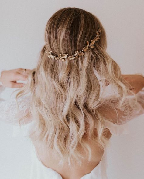 Untamed Petals by Amanda Judge on Instagram: “D A B N E Y - Gilded golden leaves hand wires for a soft wire headband. Can easily and comfortably be styled in the front or back of the…” Wavy Bridal Hair, Vine Headpiece, Untamed Petals, Beautiful Wedding Hair, Hair Vine Bridal, Bridesmaid Hair Long, Long Face Hairstyles, Face Shape Hairstyles, Boho Wedding Hair