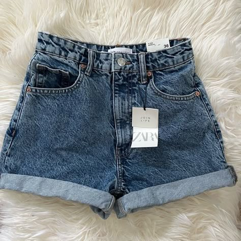 Zara high waisted shorts Zara Shorts Denim, Zara Denim Shorts, Shorts Aestethic, Fame Clothes, Zara Jean Shorts, Baseball Jacket Outfit, Zara Clothes, Short Zara, Zara Summer