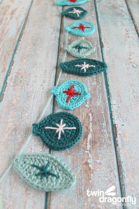 Crocheted Garland, Crocheted Christmas Ornaments, Crochet Lovies, Crocheted Ornaments, Crochet Christmas Garland, Garland Crochet, Crochet Ornament Patterns, Crochet Bunting, Crocheted Christmas