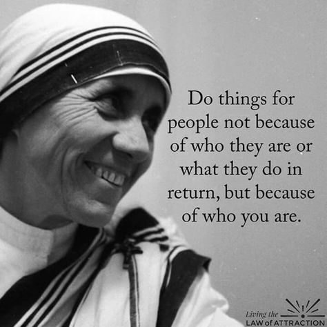 "Do things for people not because of who they are or what they do in return, but because of who you are." -Mother Theresa Mother Theresa Quotes, Antiaging Skincare, Mother Teresa Quotes, Message Positif, Saint Quotes, Catholic Quotes, Mother Teresa, Inspirational Thoughts, Quotable Quotes