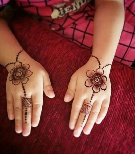 70+ Easy Mehndi Designs for Kids That Melt Hearts Simple Mehndi Designs For Kids, Mehandi Designs For Kids, Mehendi Designs For Kids, Baby Mehndi Design, Henna Designs For Kids, Tato Henna, Finger Henna Designs, Henna Tattoo Hand, Simple Henna Tattoo