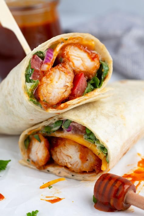 Craving something tasty and easy? This hot honey chicken wrap is the answer! With frozen tenders and a quick prep time, you’ll have a delectable meal ready in no time. Perfect for a last-minute weeknight dinner, this wrap is versatile and bursting with flavor. Ready in just 10 minutes of hands-on time. Honey Garlic Chicken Wraps, Hot Honey Chicken Wrap, Sweet Spicy Sauce, Dinner Hosting, Chicken Wrap Recipe, Crispy Chicken Wraps, Wraps Recipes Easy, Hot Honey Chicken, Honey Mustard Recipes