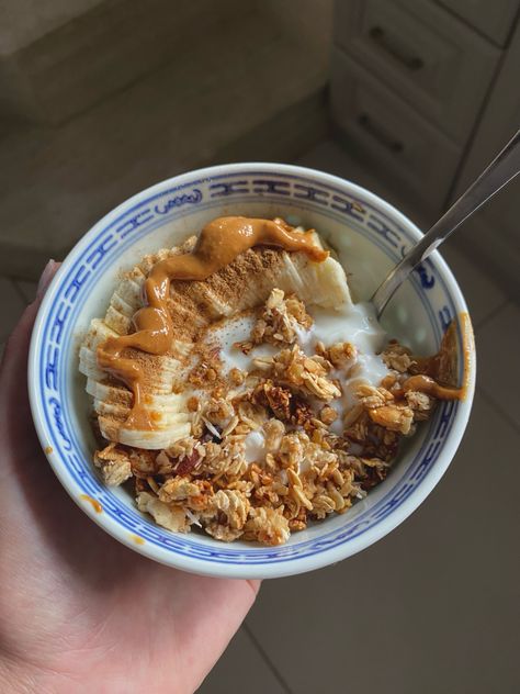 Granola Bowl Aesthetic, Breakfast Yogurt Ideas, Peanut Butter Yogurt Bowl, Banana Yogurt Bowl, Healthy Breakfast Yogurt, Granola Yogurt Bowl, Breakfast Yogurt Bowl, August Food, Greek Yogurt Breakfast Bowl