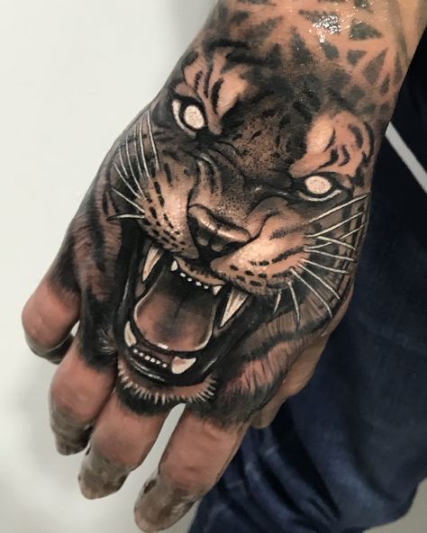 RAUL on Instagram: “Mano para @guille21nk_ . Gracias por la confianza👊👊 .#tattoo #tattoos #ink #inked #hand #tatuaje #animals #tat #tats…” Tiger Hand Tattoo, Lion Hand Tattoo, Hand Tattoo Images, Herren Hand Tattoos, King Tattoos, Hand Tattoos For Women, Small Hand Tattoos, Hand Tattoos For Guys, Head Tattoos