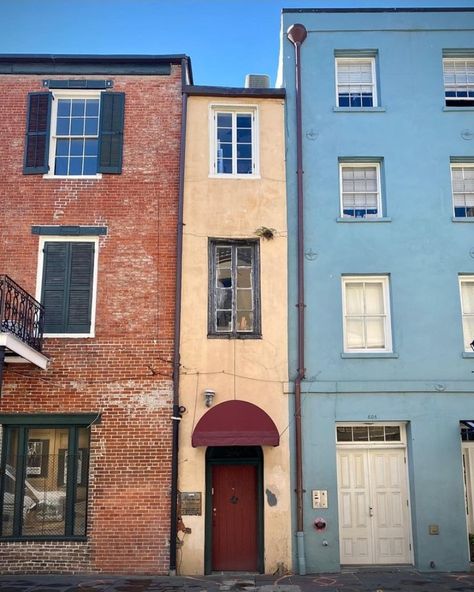 This is Vieux Carre Francais de la Nouvelle Orleans, in France - It would be fair to assume that this narrow French Quartier spot is a 'spite house'. They are usually built to irritate neighbors or others holding land stakes. ...but, this faux building isn't a 'spite house'. This is the rear entrance and staircase for the 2nd and 3rd floors of 241 Chartres Street - the building to the left of the entrance...! ~.~ Spite House, Nouvelle Orleans, Stucco Homes, House Built, Urban Sketching, House 2, The Building, Dream Home Design, Instagram A