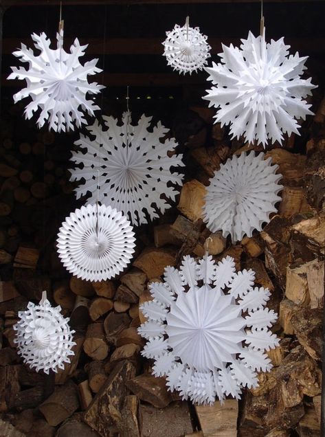 40 DIY Paper Snowflakes Decoration Ideas - Bored Art Cheap Christmas Wreaths, Garlands Christmas, Diy Garlands, Wreaths Fall, Mini Wreath, Paper Snowflake, Paper Christmas Decorations, Dough Ornaments, Succulent Wreath