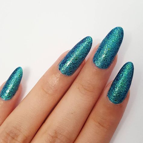 Diy Ombre Hair, Acrylic Nails Natural, The Colour Green, Kibbe Romantic, Bling Ideas, Stiletto Nail Art, Amazing Nail Art, Red Polish, Amazing Nail Designs