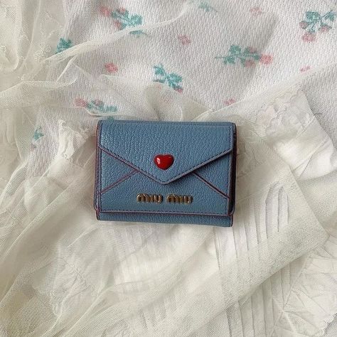 ꒰ #fashion ⋮ #accessoires ⋮ #wallet ⋮ #aesthetic ꒱ Cute Wallets, Fancy Bags, Pretty Bags, Mode Inspo, Material Girls, Cute Bags, Christmas Wishlist, Life Goals, A Heart