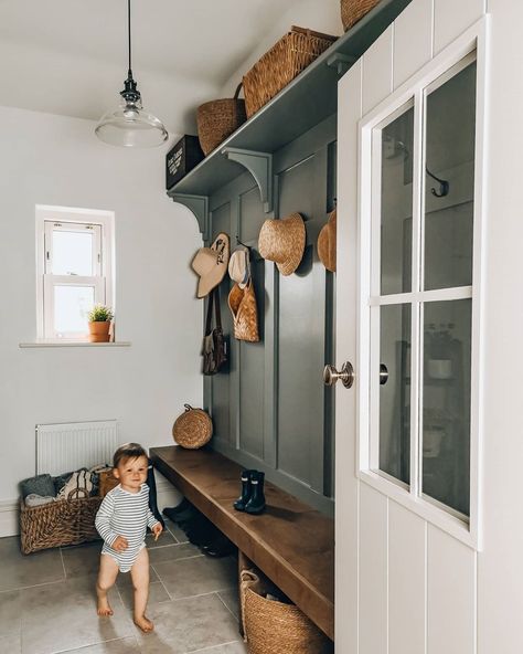 885 Likes, 30 Comments - Caroline (@ahousebythetrees) on Instagram: “Sharing plans for this bootroom over on stories this eve. Again it's another #diyproject. I'll be…” French Country Entrance, Country Entrance, Entrance Hall Ideas, Hall Ideas, Mud Room Entry, Eco Decor, Condo Decorating, Simple Interior, Boot Room