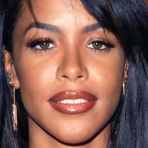 Aaliyah Face, 90s Rnb Aesthetic, Aaliyah Makeup, Rnb Aesthetic, 90s Rnb, 90s Makeup Look, Aaliyah Pictures, Aaliyah Style, African Print Maxi Skirt