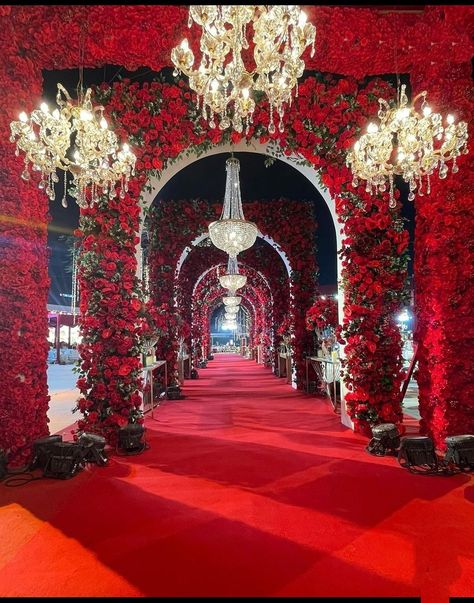 Royal Reception Look Indian, Marriage Background Decoration, Indian Marriage Aesthetic, Wedding Reception Entrance Ideas, Wedding Decorations Red, Royal Wedding Decorations, Red Indian Wedding, Bangalore Wedding, Royal Indian Wedding