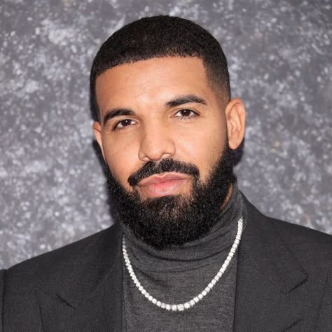 This is a picture of drake and I believe he is an extremely important part to this music history piece given his dominance since the mid-early 2000s and with the most spotify and apple music streams of any artist on those platforms 21 Savage Her Loss, Drake Outfits, Apple Watch Men, Drake 21 Savage, Drake Video, Drake Album Cover, Drake Album, Drake Rapper, Male Rappers