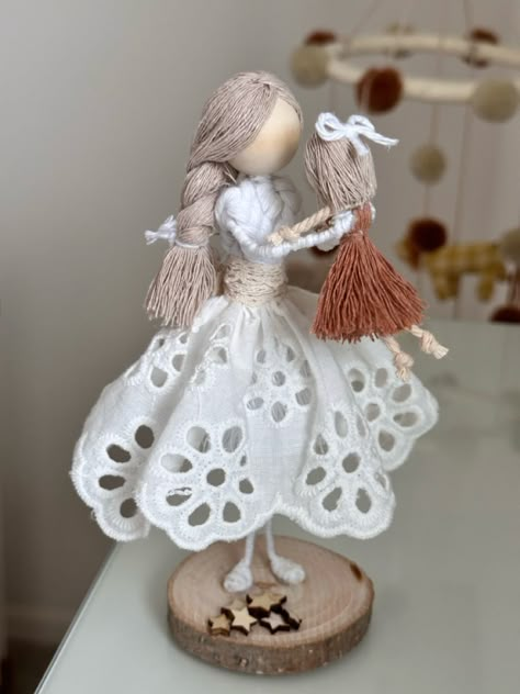 Macrame Dolls Tutorials, Fairy Diy Crafts, Macrame Gifts, Macrame Doll, Girls Camp Crafts, Macrame Dolls, Dolls Handmade Diy, Crochet Fairy, Yarn Dolls