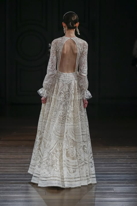 Naeem Khan Wedding Dresses Spring 2017 | gown with gathered long sleeves | itakeyou.co.uk #wedding #weddingdress #weddingdresses #weddinggown #bridalgown Naeem Khan Bridal, Wedding Dresses Spring, Mexico Dress, Wedding Wows, Black Ball Gown, Naeem Khan, Dresses Spring, Evening Party Gowns, Gorgeous Wedding Dress