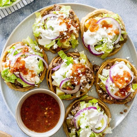 Sopes de Picadillo Sopes Mexican, Chicken Tacos Recipes, Best Chicken Tacos, Best Chicken Taco Recipe, Sopes Recipe, Tacos Crockpot, Crockpot Chicken Tacos Recipes, Easy Mexican Dishes, Recipe Ground Beef