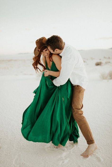 Another emerald green pairing, this time with khaki color and white shirt. This 'boho' style is typically seen with an untucked shirt, western-like hat, and boots or barefoot. Emerald Green Dress Outfit, Sand Photos, Christmas Outfits For Family Pictures, Morning Photoshoot, White Sand Dunes, Sand Dunes Photoshoot, White Sands New Mexico, Cancun Outfits, Engagement Pic