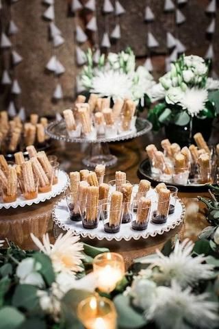 Amazing Wedding Food Stations – Confetti Sweethearts Rustic Wedding Desserts, Dessert Display Wedding, Ultimate Wedding Planning Checklist, Wedding Food Stations, Wedding Cake Alternatives, Dessert Bar Wedding, 50th Bday, Dessert Station, Boda Mexicana