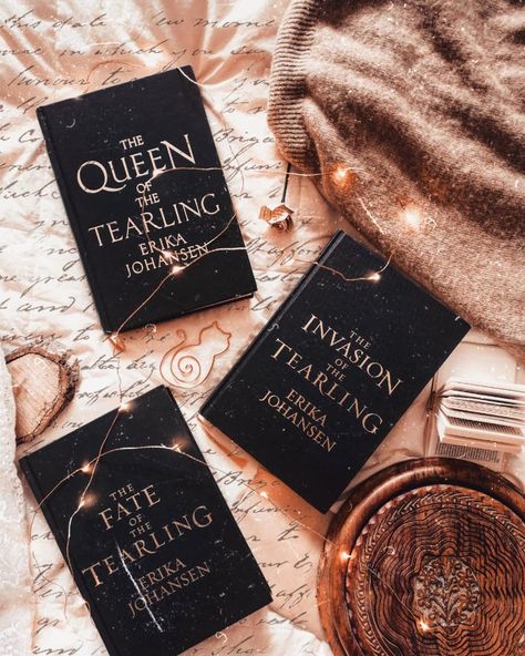 The Queen Of The Tearling, Queen Of The Tearling, Bookstagram Inspiration, Reading Aesthetic, Book Recs, Book Aesthetics, Book List, Book Worm, Ya Books